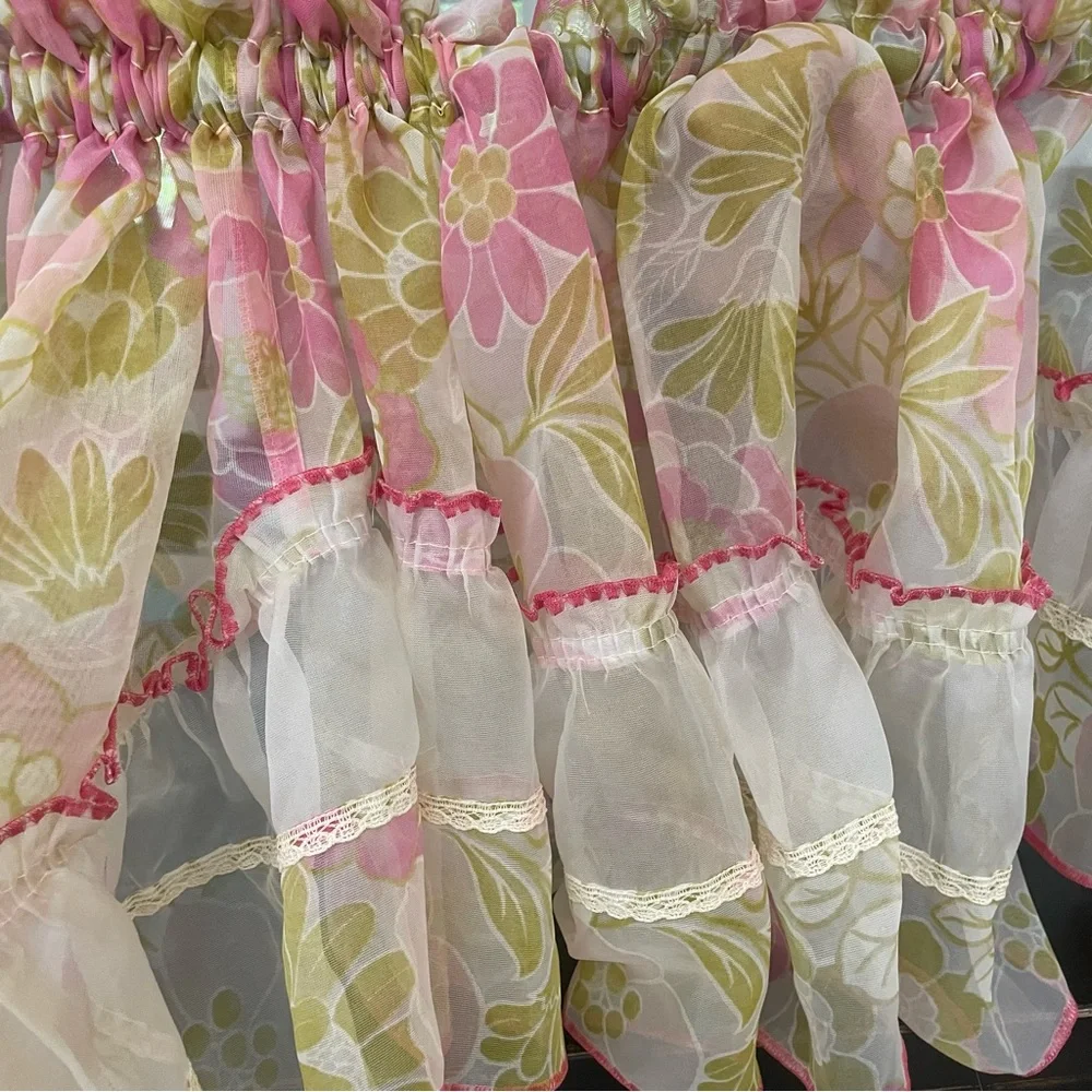 VINTAGE MID CENTURY SEMI SHEER  FLORAL VALANCE  41” L X 104” W X 16” L Middle